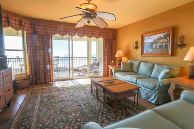 There's plenty of room in the living room for your guests to interact & unwind.