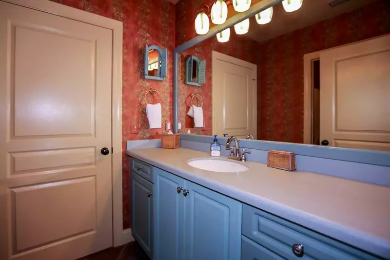 This "jack & jill" bathroom is shared by two of the condo's guest bedrooms.