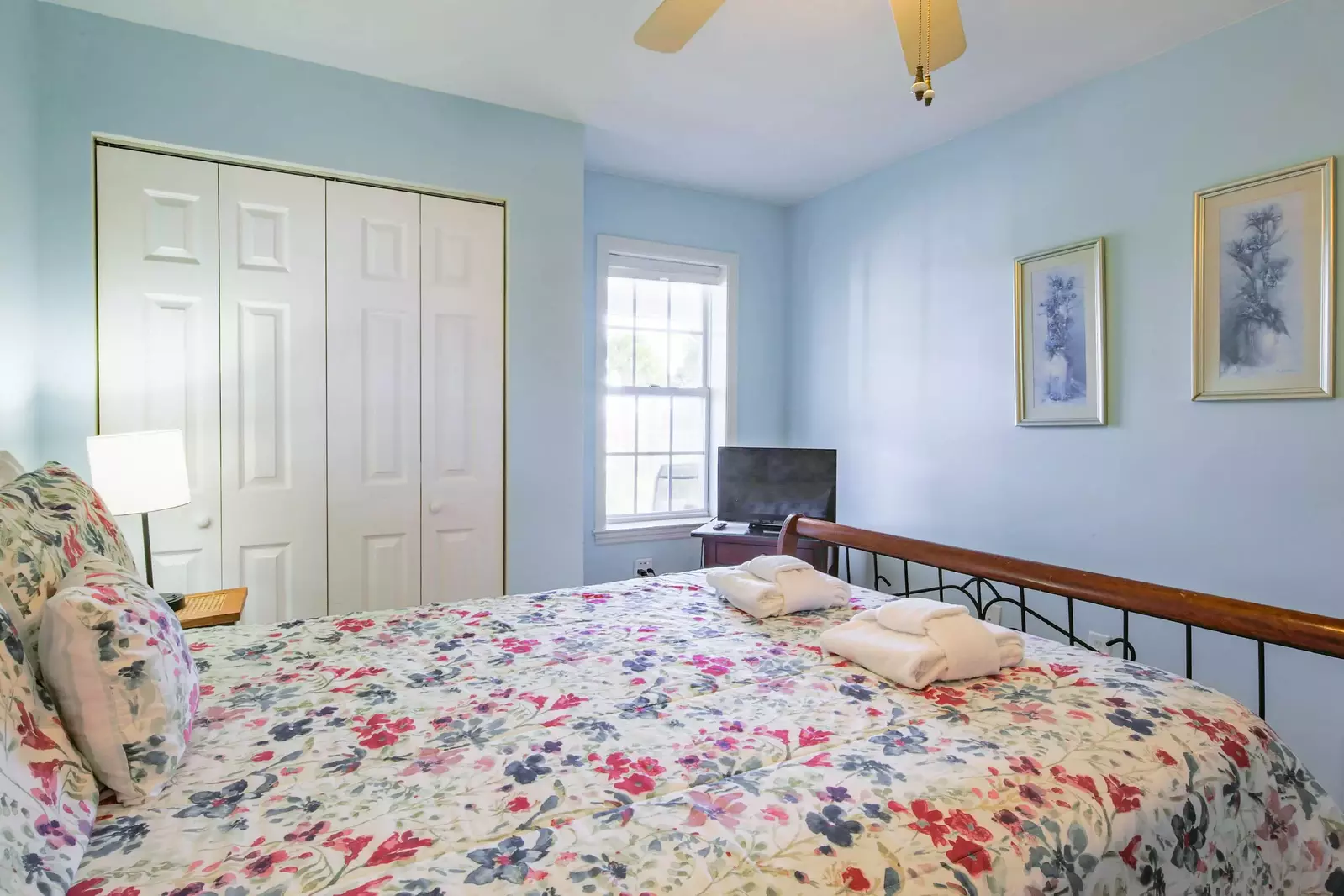 This guest suite also has a small TV, ceiling fan and closet.