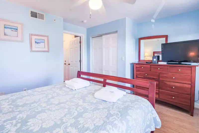This guest bedroom also has a closet.