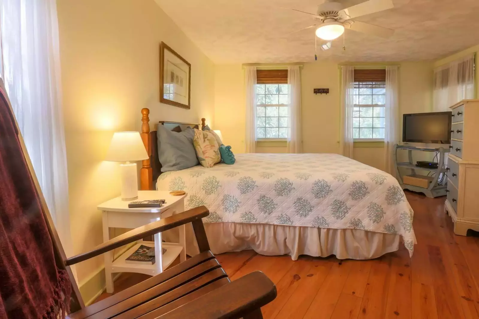 The master bedroom also has a cable TV, dresser and ceiling fan.