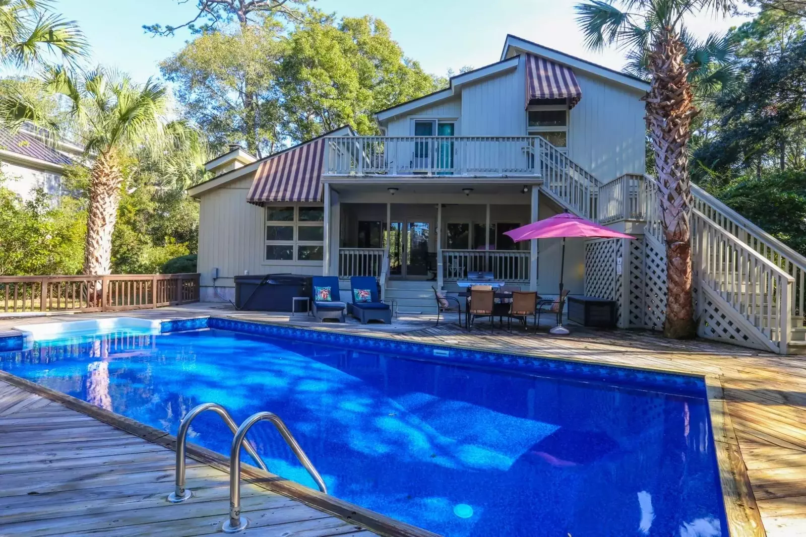 Large private pool, private hot tub, private yard and a fine sand beach nearby. Heaven!
