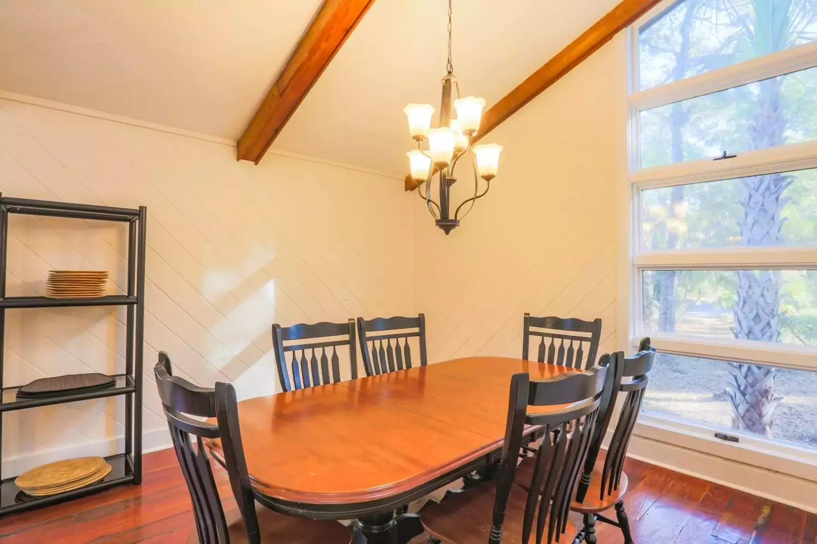 The dining table comfortably seats 6 people.