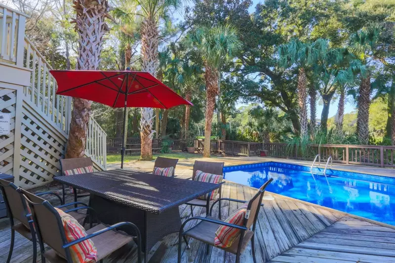 The outdoor dining table comfortably sits up to 6 people.