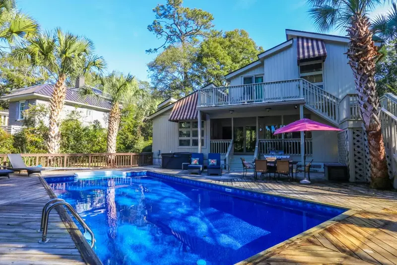 Hot tub, pool, grill, dining table.... everything you need in one place!