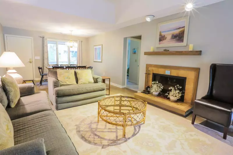 The open floor plan layout makes it very easy to interact with guests in the dining & living room areas.