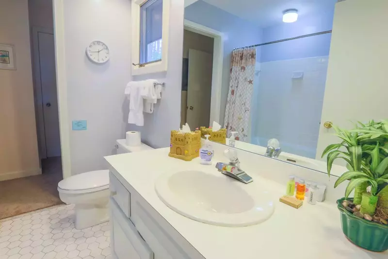 This Jack & Jill bathroom separates the two guest bedrooms.