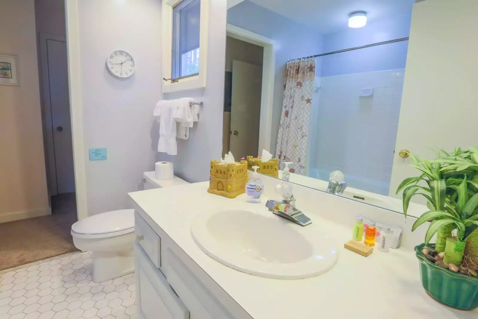 This Jack & Jill bathroom separates the two guest bedrooms.
