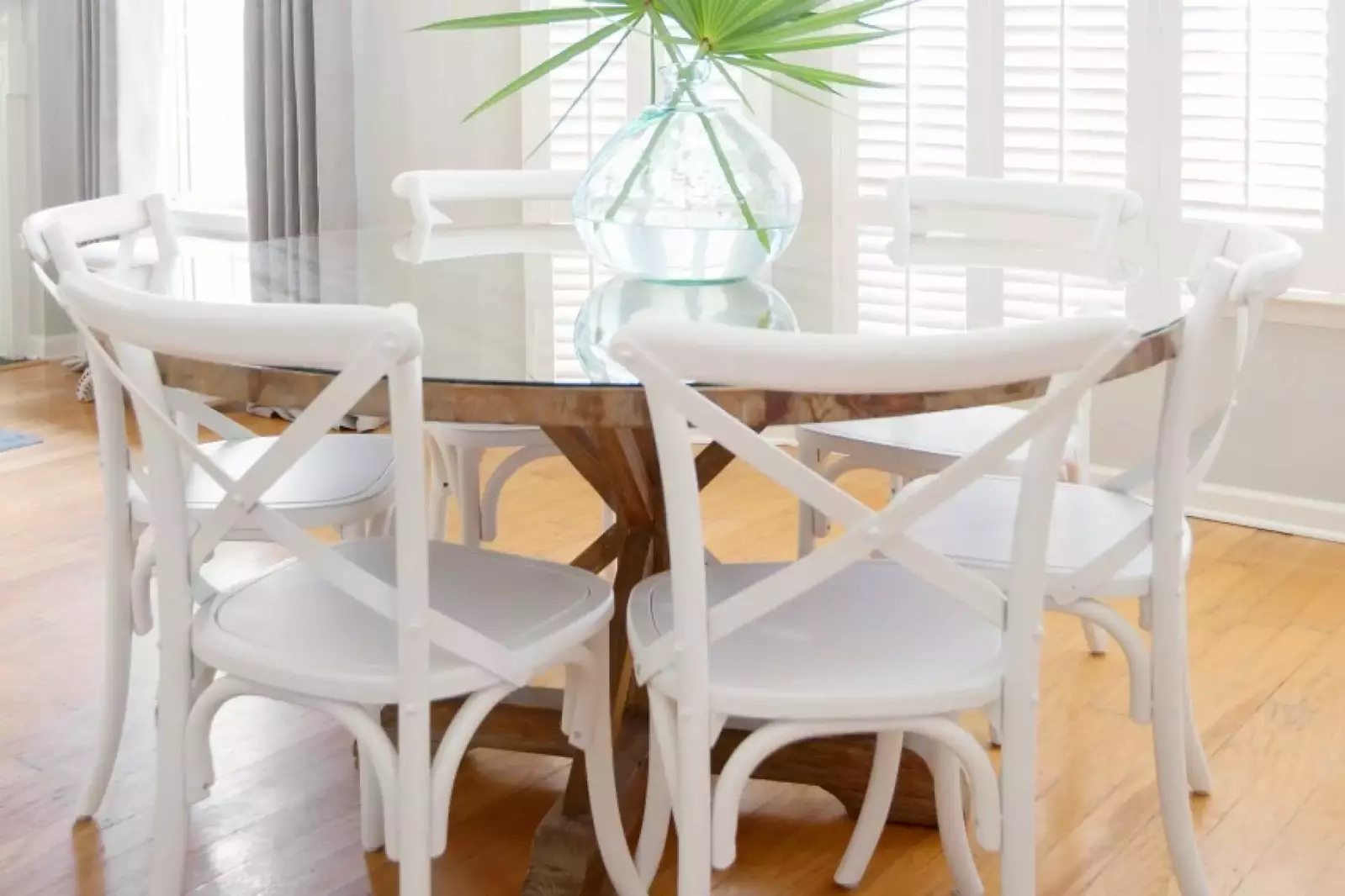 The dining table is located in the area connecting the kitchen to the den.