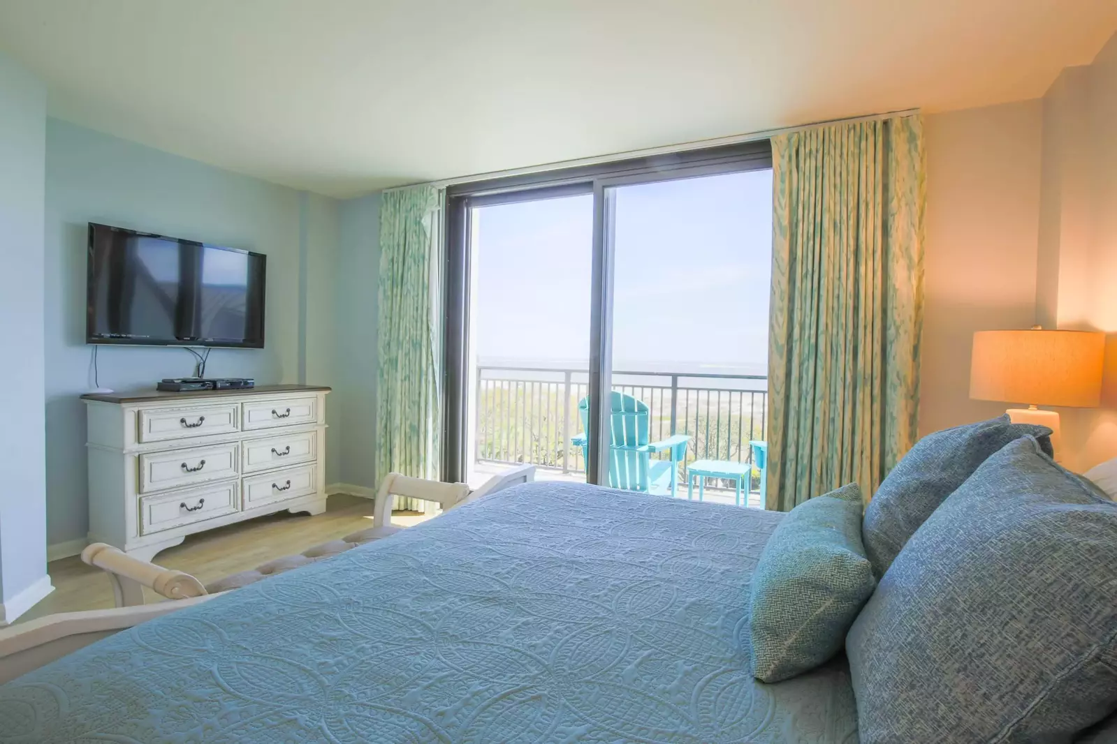 Guests of the master bedroom will enjoy ocean views, a private balcony and a large screen cable TV.