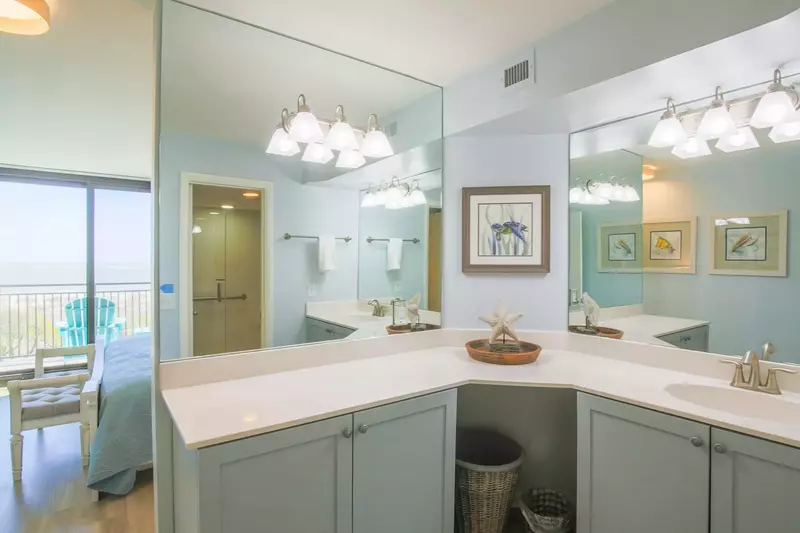 You'll have plenty of room in the master bathroom to get ready for you special dinner or event!