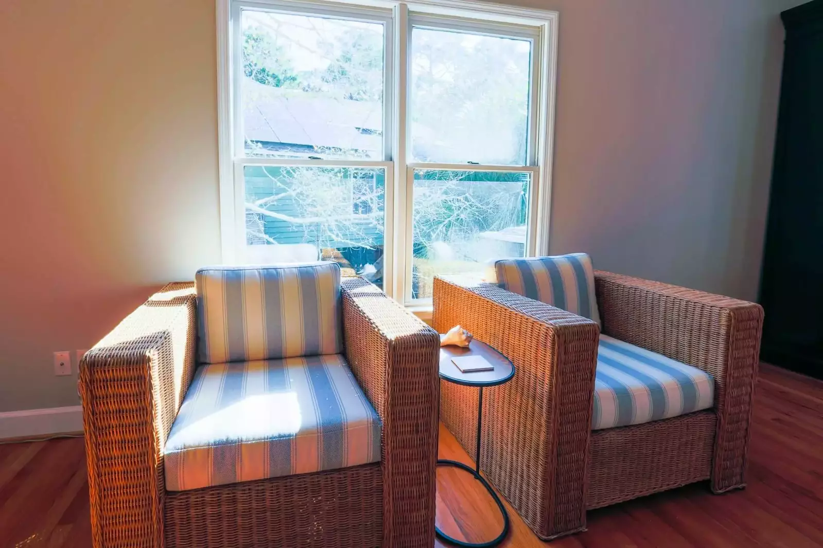 Catch up with your family & friends in the seating area that separates the dining and living rooms.