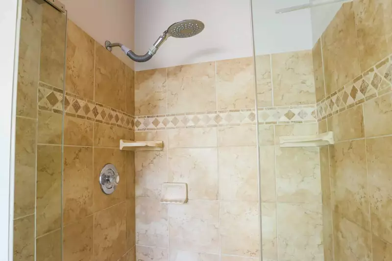 The en suite bathroom in the master bedroom also has a separate walk-in shower.