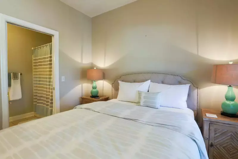 This guest bedroom has access to the full bathroom that is also accessible via the hallway.