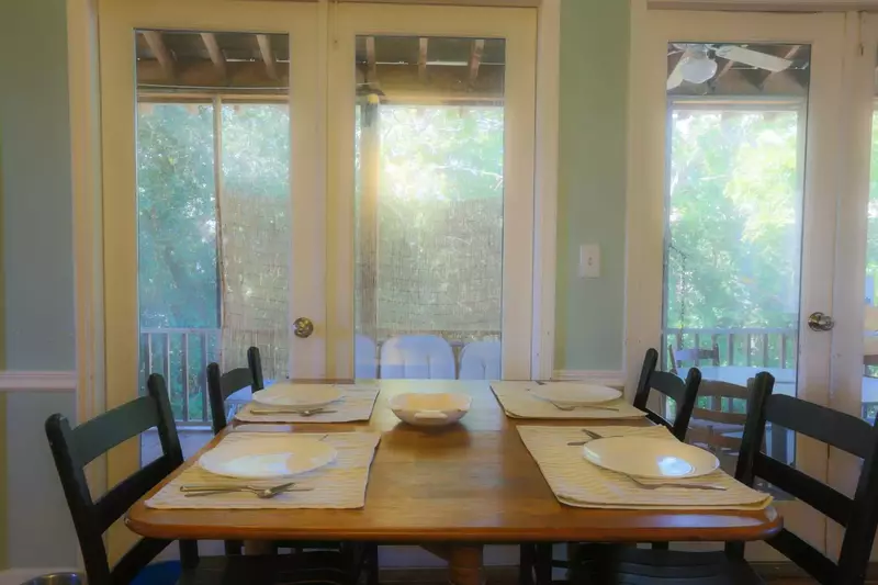 Up to 8 people may comfortably dine at the indoor dining table if both leaves of the table are set-up.
