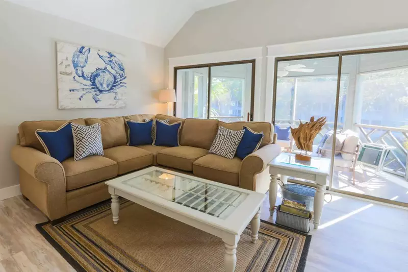 Two sets of sliding doors also enable the sunlight to flood into the living room.