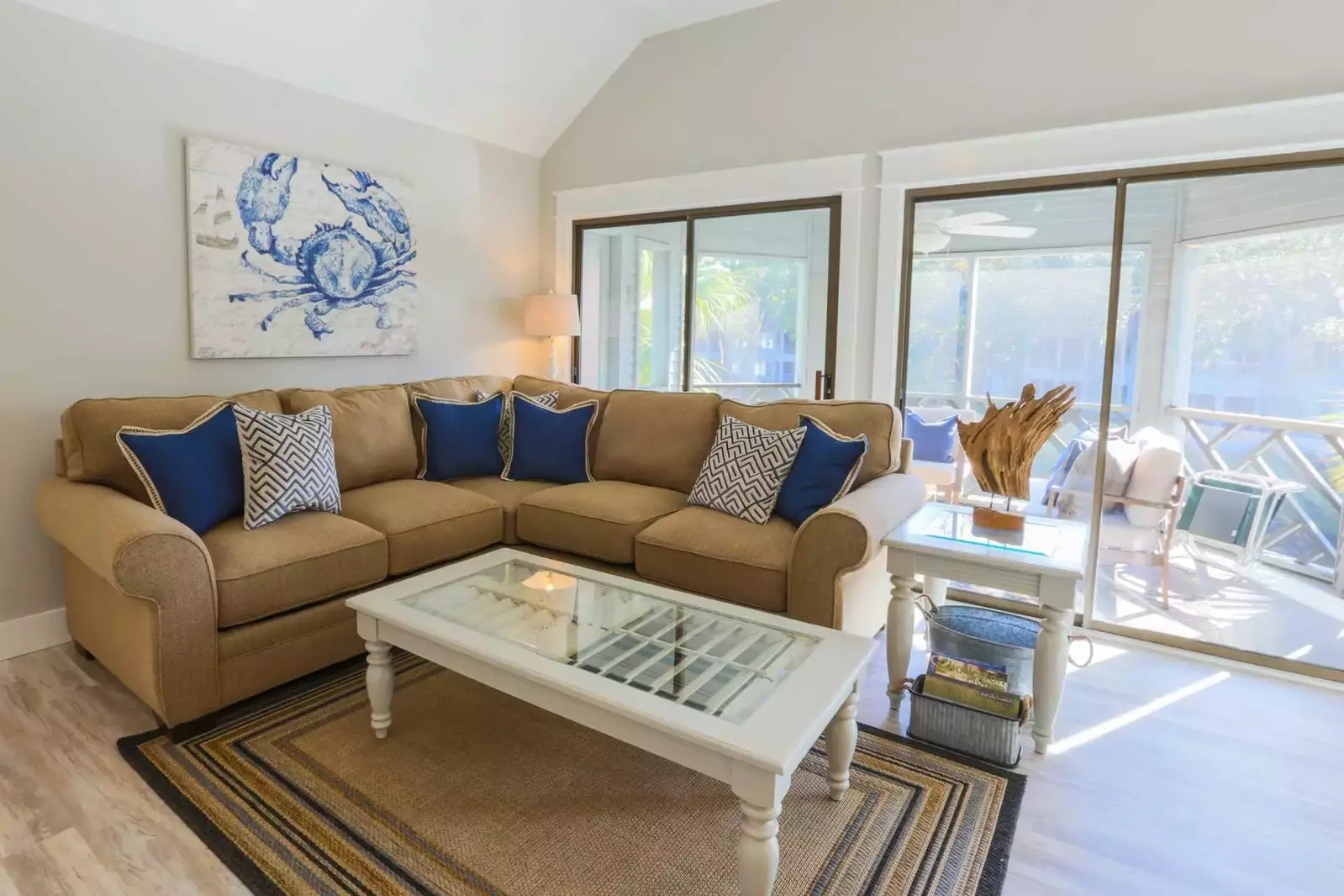 Two sets of sliding doors also enable the sunlight to flood into the living room.