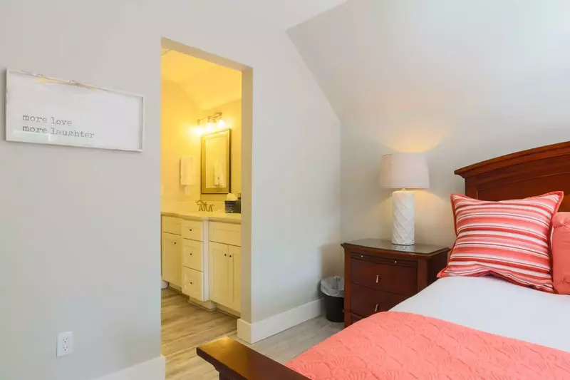 The master bedroom also has an en suite bathroom.