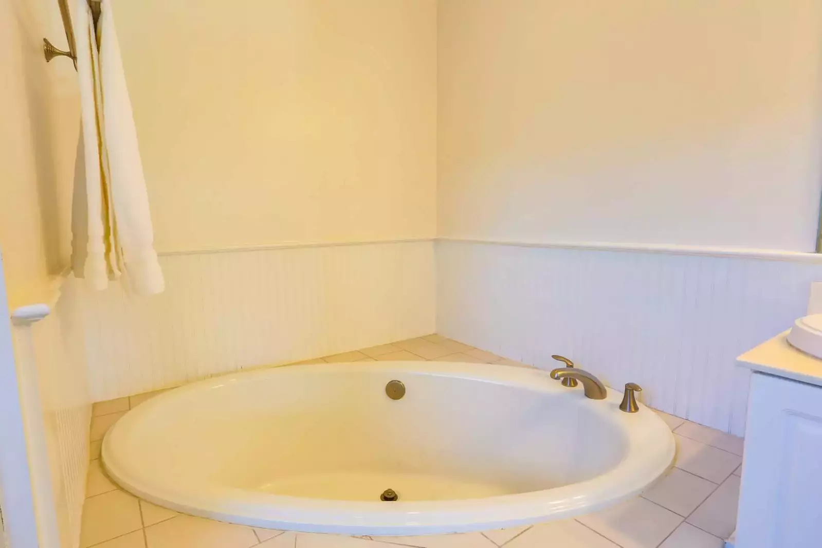 This soaking tub is perfect for relaxing on your own or bathing your kids after a day at the beach.