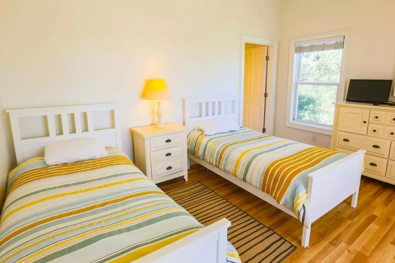This bedroom also features cable tv and an en suite bathroom.
