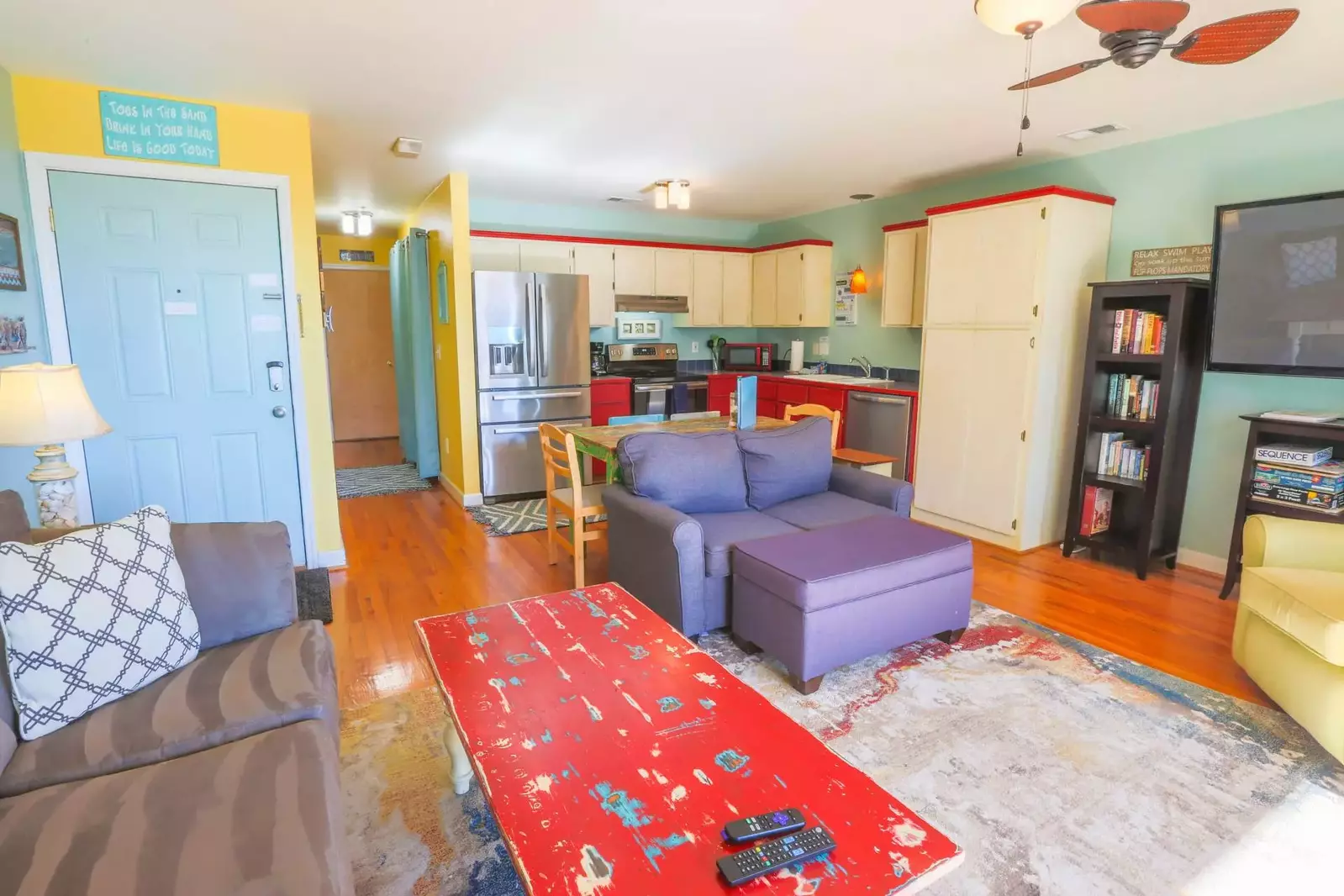 The open floor plan layout makes it very easy to interact with guests in the kitchen & living room areas.