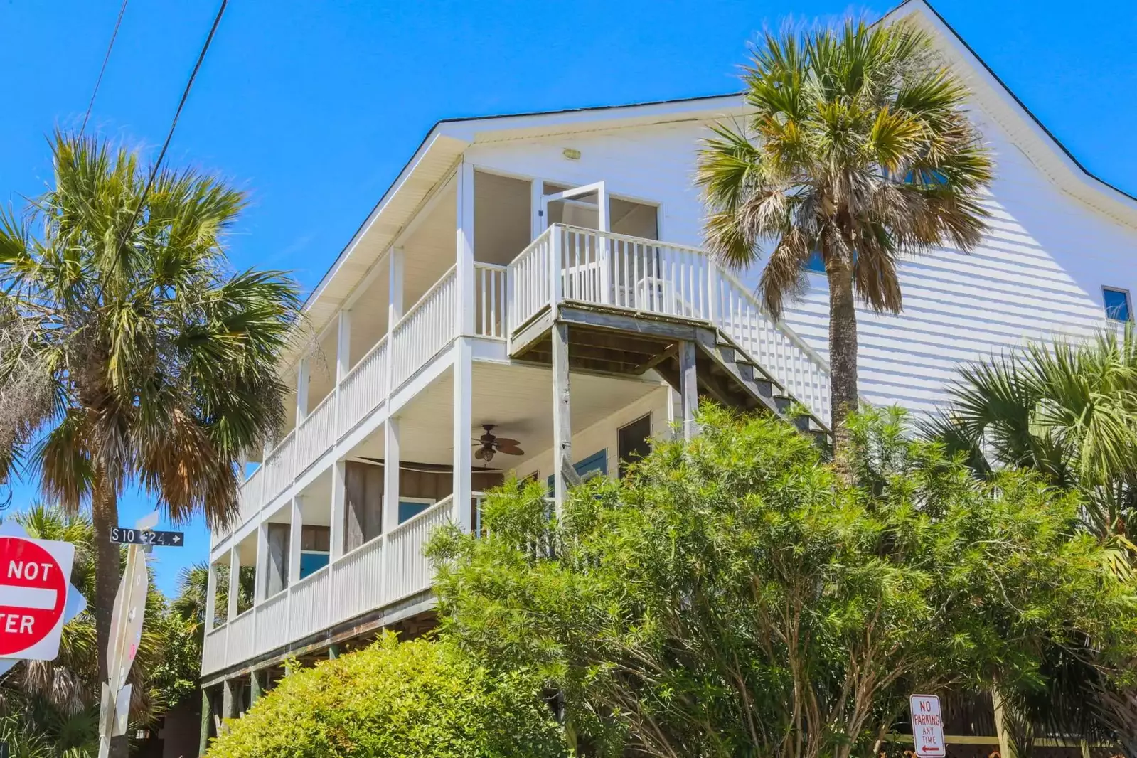 Hang 6 is also conveniently located minutes away from the restaurants & shops on Center Street.