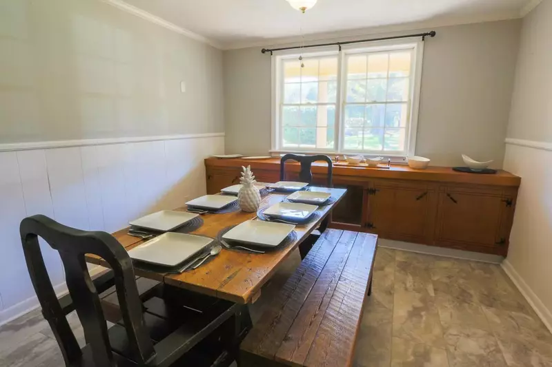This dining table seats 8 people -- there's additional seating in the living room & back patio.