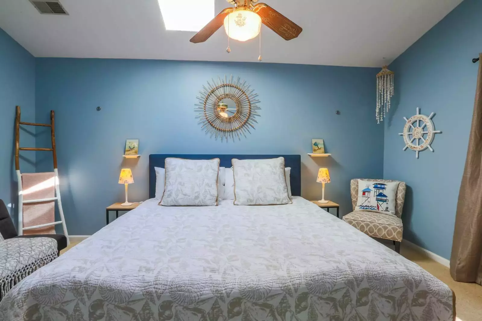 The king bed is flanked by two night stands with reading lamps.