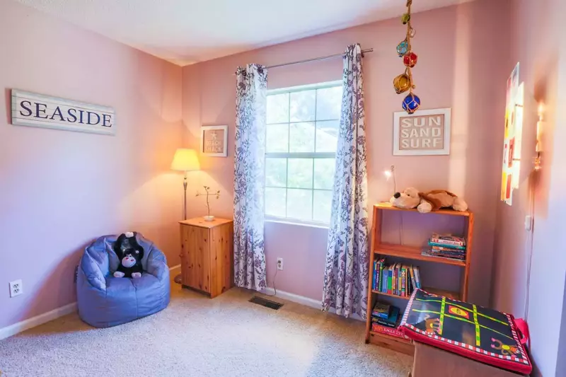 The bunk room also features kids' books and a few toys.