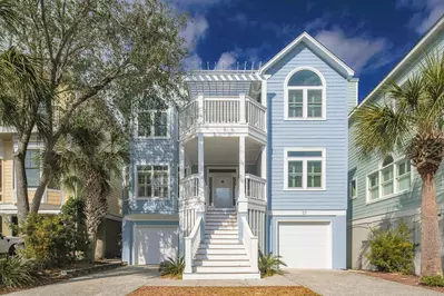 Opal House is conveniently located at the end of the cul de sac within a 3 minute walk from the community pool.