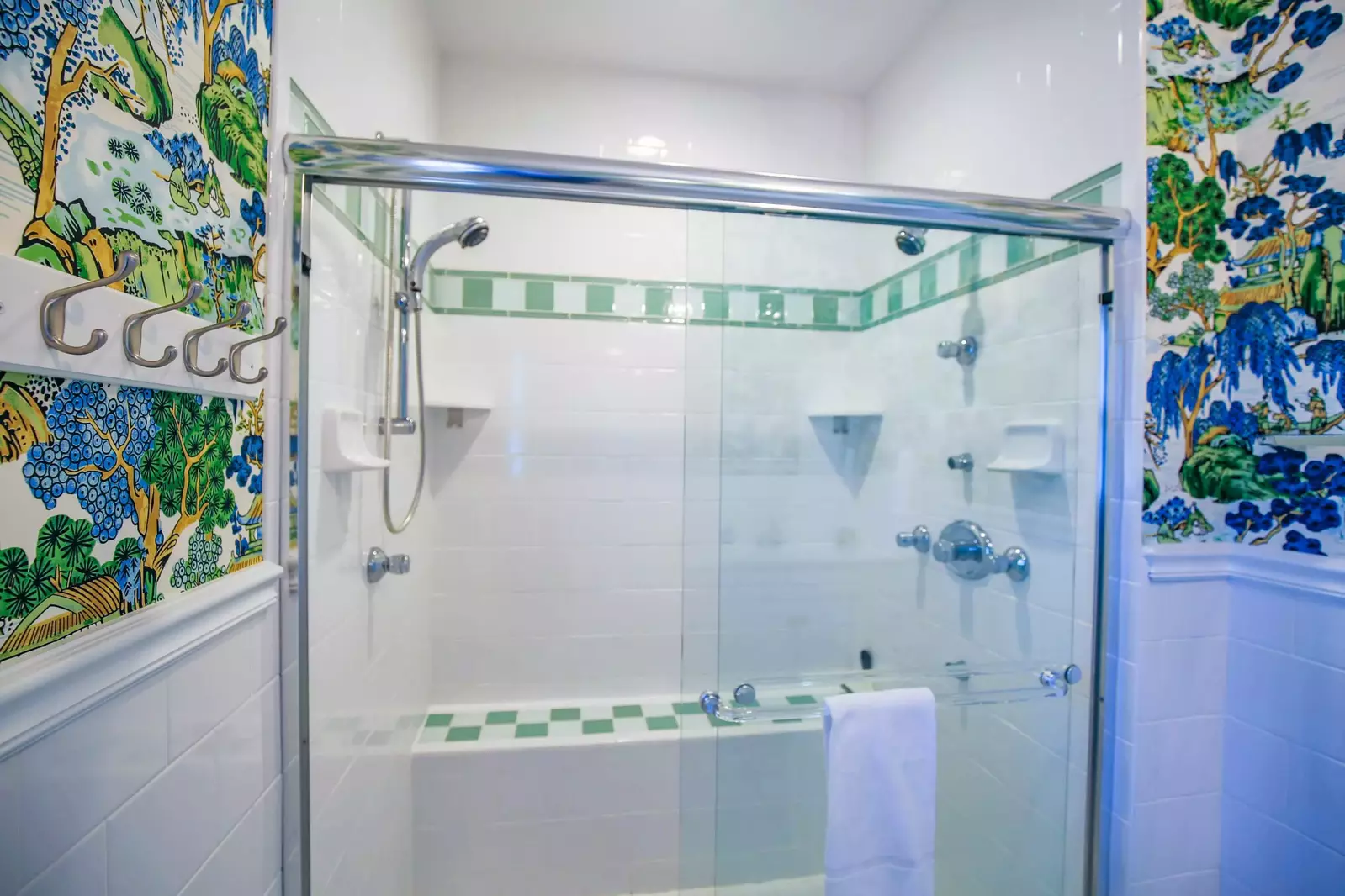 There is a walk-in shower with multiple shower heads wtihin the en suite bathroom.