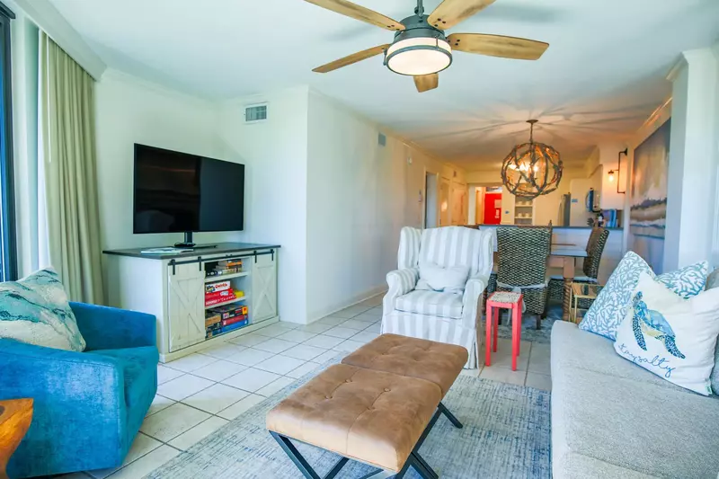 The open floor plan layout makes it very easy to interact with guests in the kitchen, dining area & living room areas.