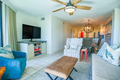 The open floor plan layout makes it very easy to interact with guests in the kitchen, dining area & living room areas.