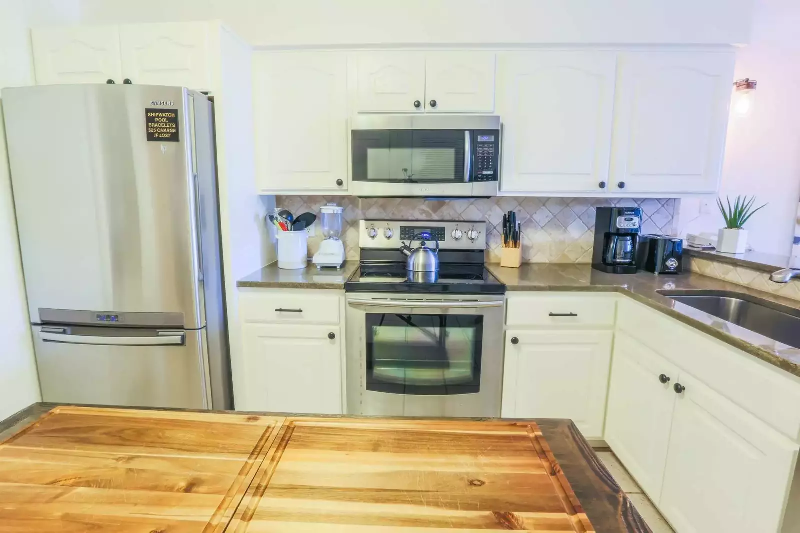 You'll find a coffee maker, toaster, tea kettle and blender in the kitchen.