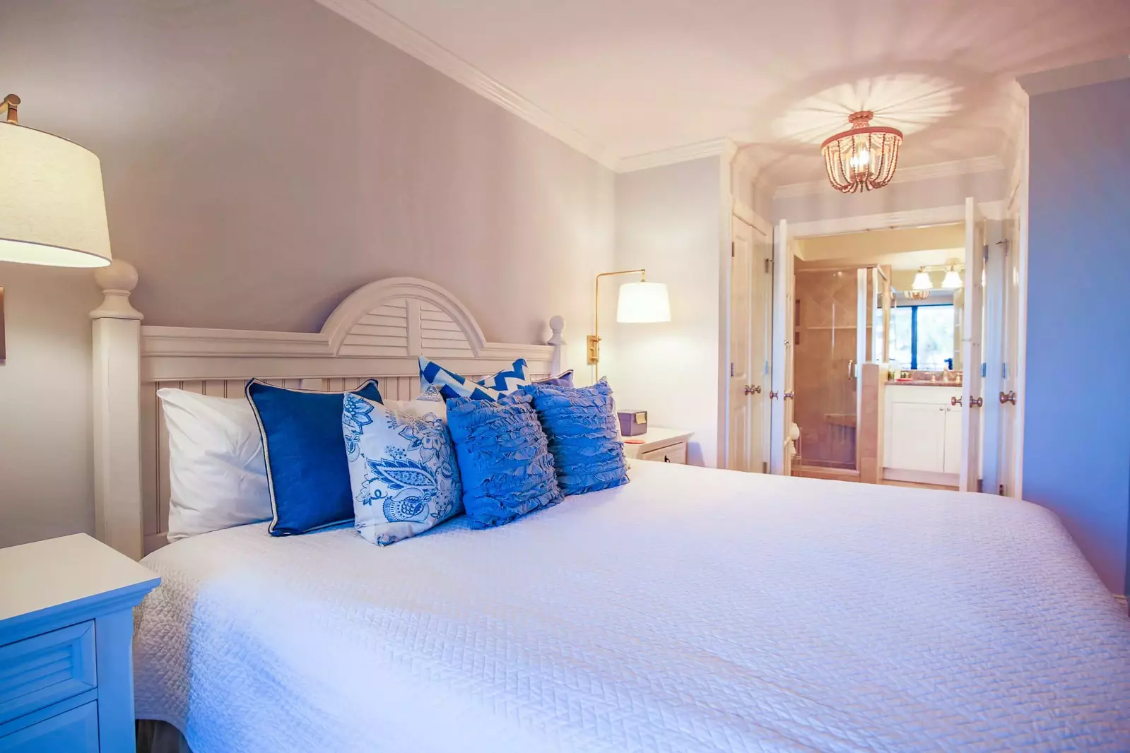 Guests of the master bedroom will also enjoy their own en suite bathroom.