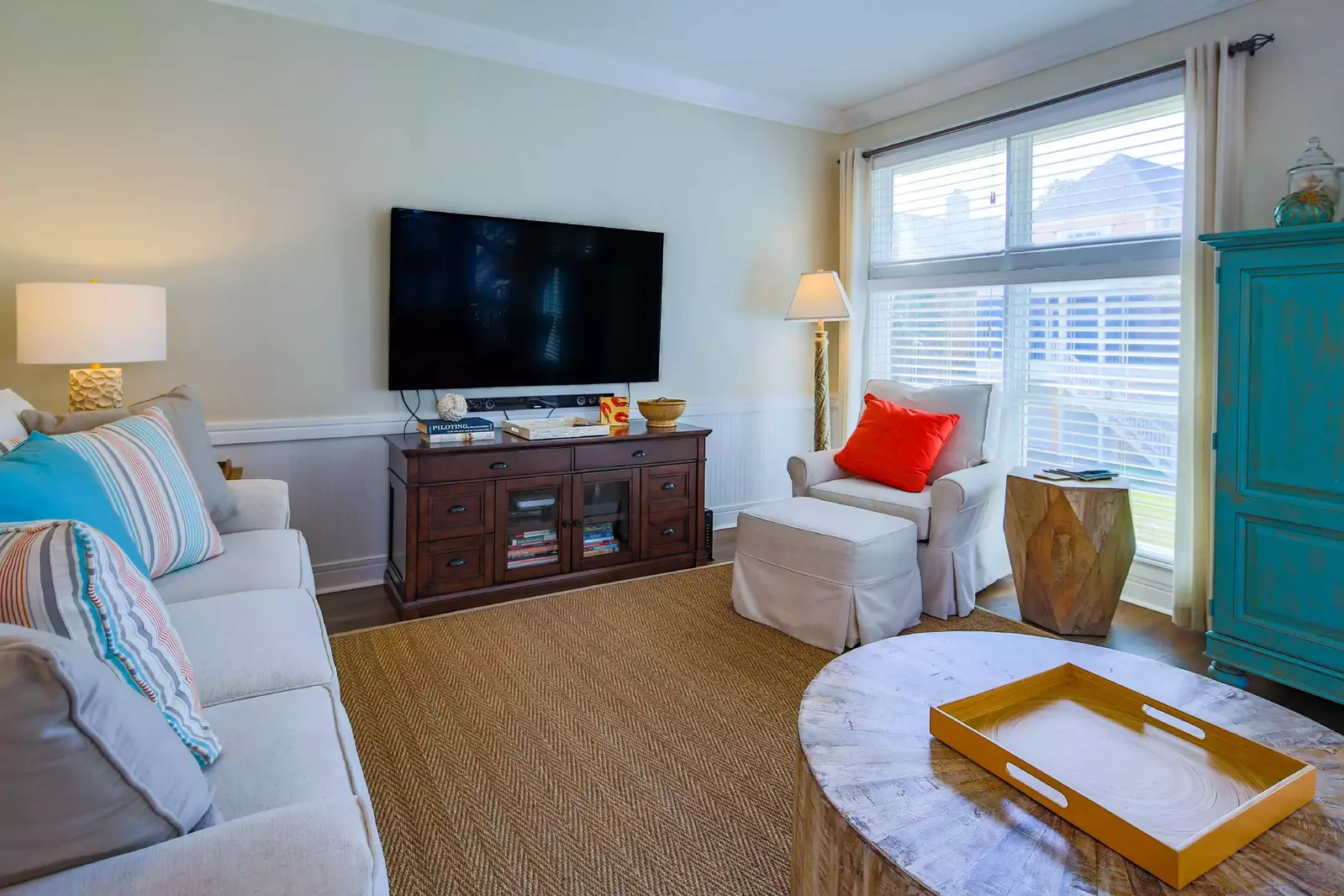 There's plenty of room on the comfy sofas for your family to relax and enjoy one another's company.
