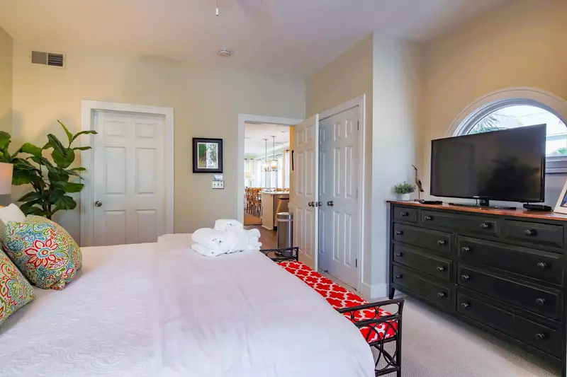 This ground floor bedroom also features an en suite bathroom that can also be accessed via the hallway.