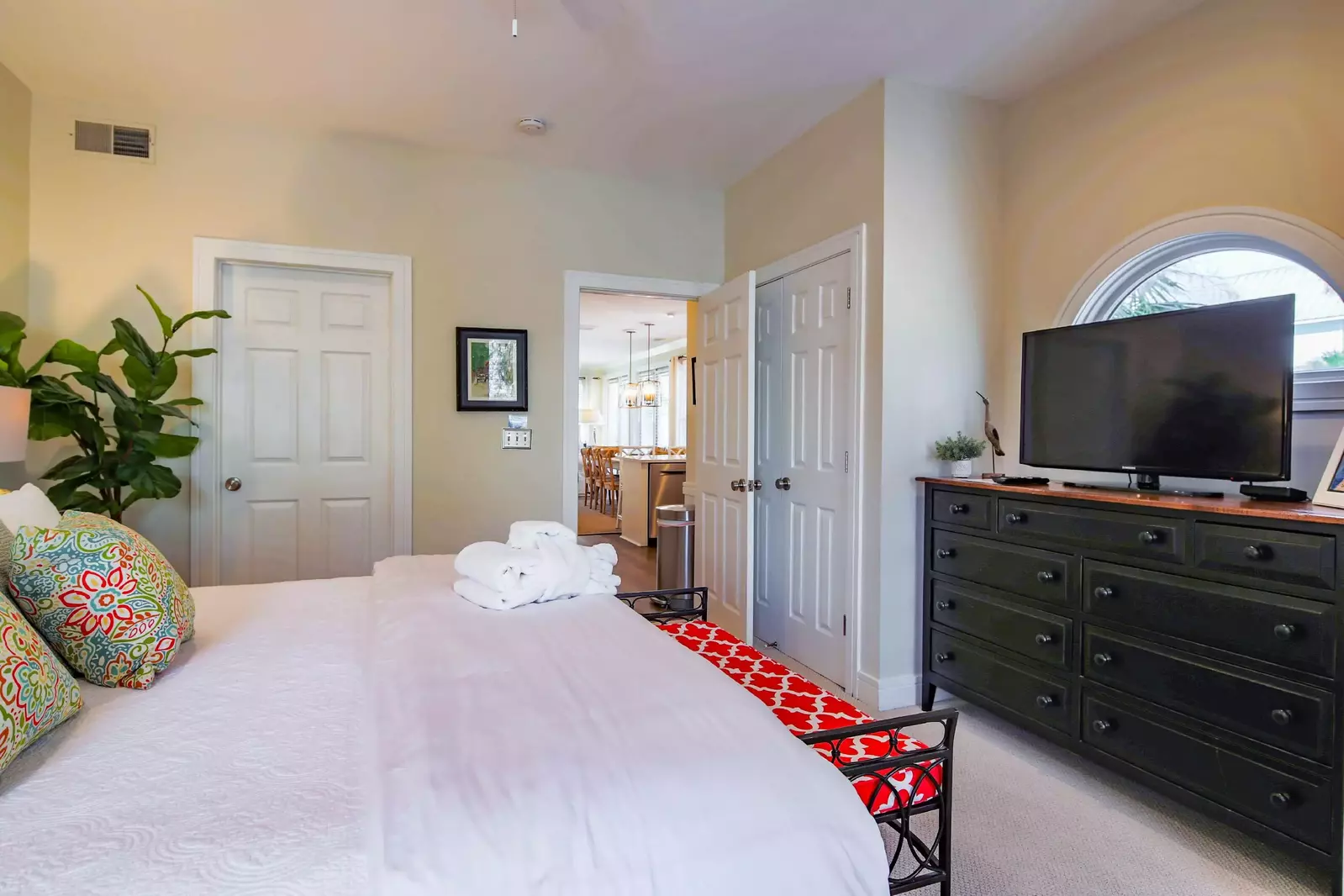 This ground floor bedroom also features an en suite bathroom that can also be accessed via the hallway.