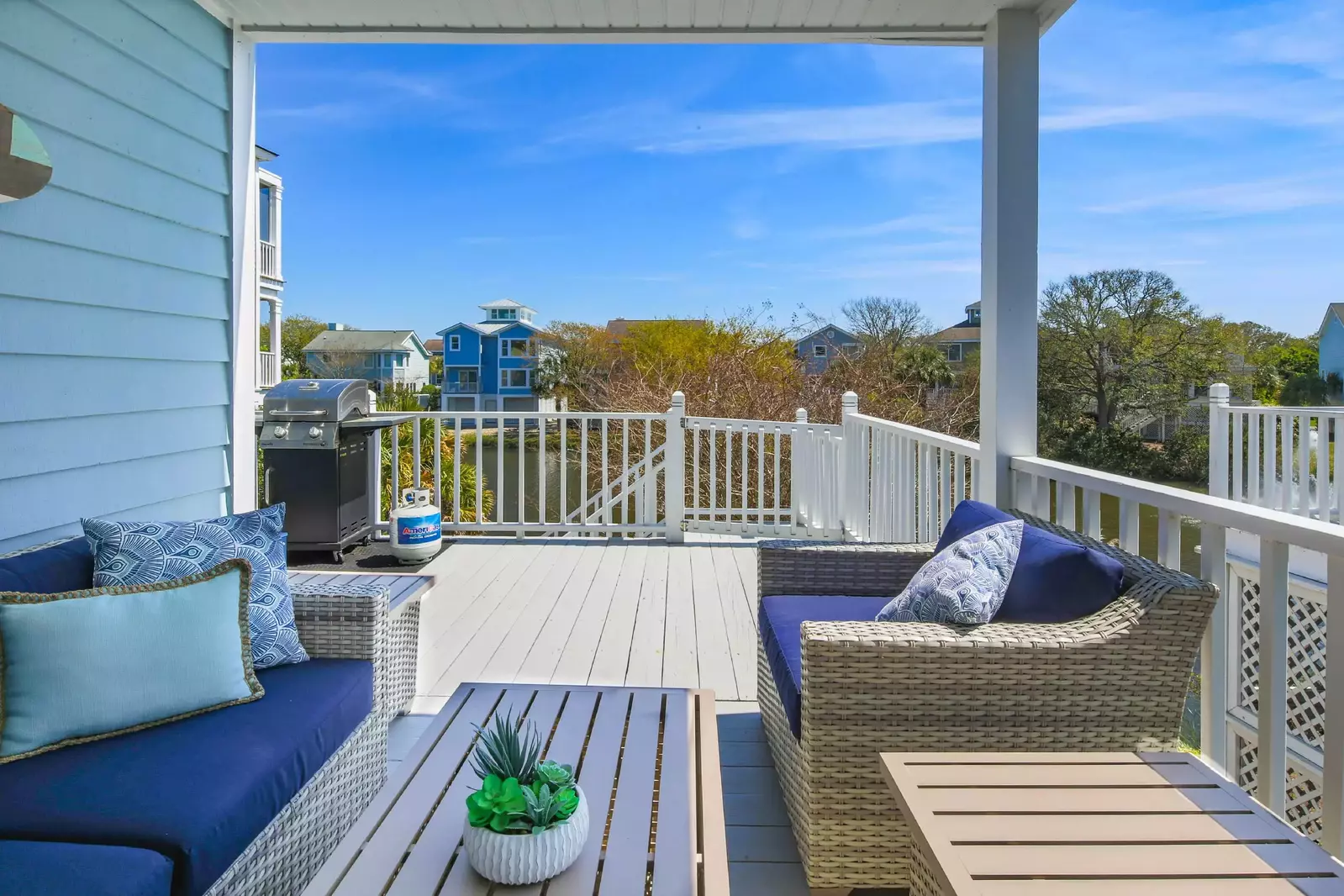 This is the perfect spot for your morning coffee, a good book or your favorite evening beverage.