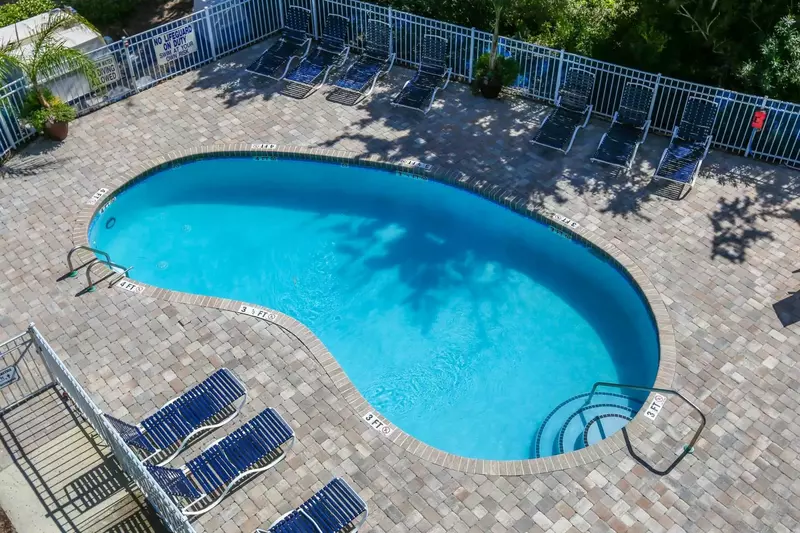 Guests of Hello Sunshine may use the Turn of River community pool.