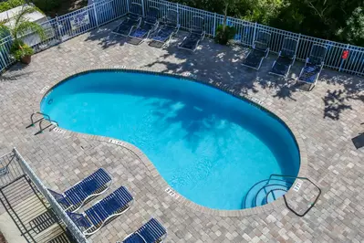 Guests of Hello Sunshine may use the Turn of River community pool.