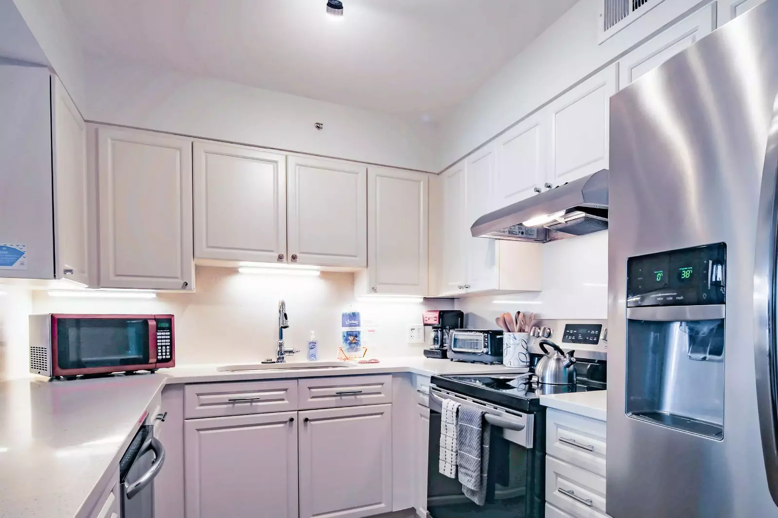 There's plenty of room in the kitchen to prepare & enjoy your family's meals.