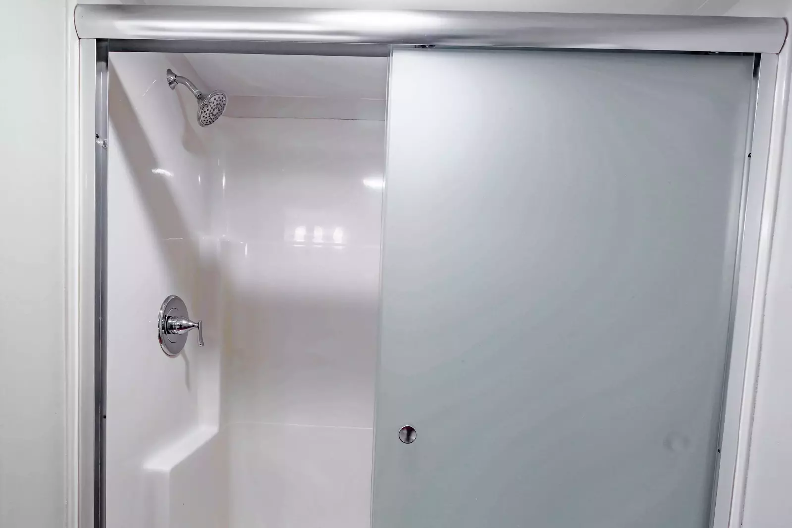 There is a walk-in shower wtihin the en suite bathroom for the master suite.