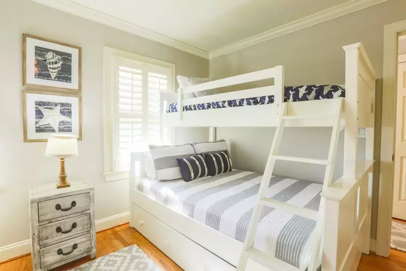This guest bedroom is perfect for kids!