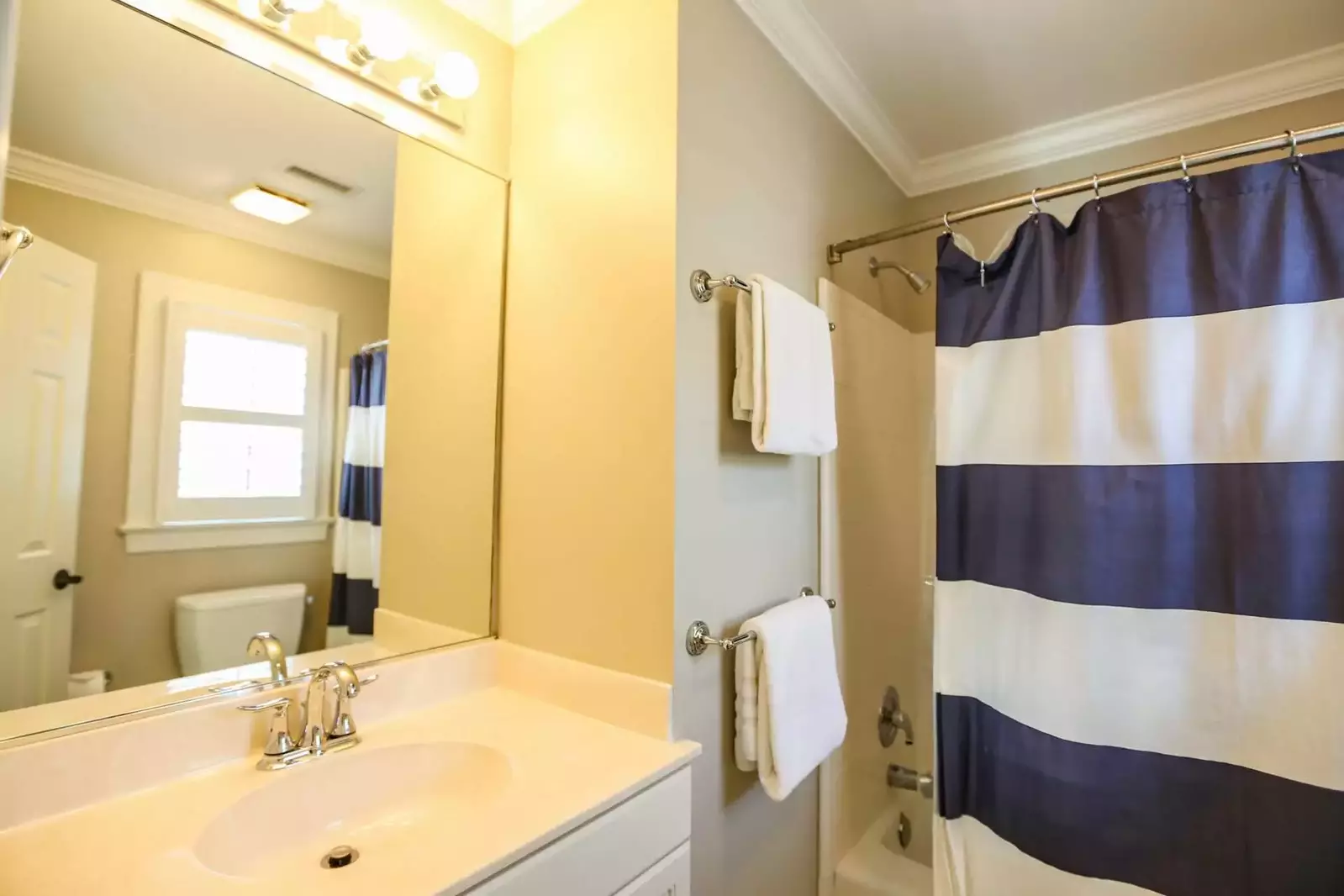 The en suite bathroom for the double bunk bedroom has a shower/tub combo.
