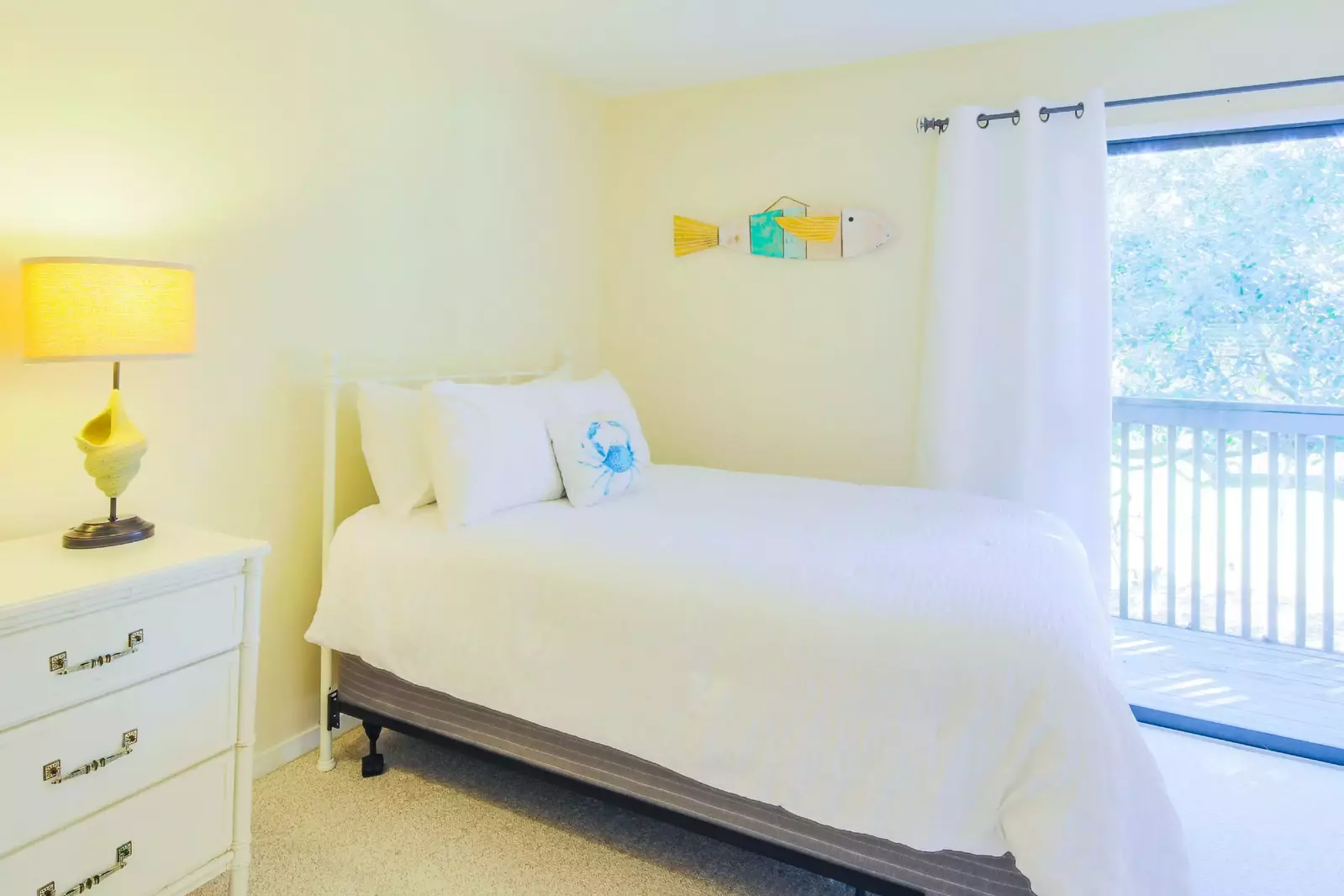 The full suite also has a dresser and one night stand.
