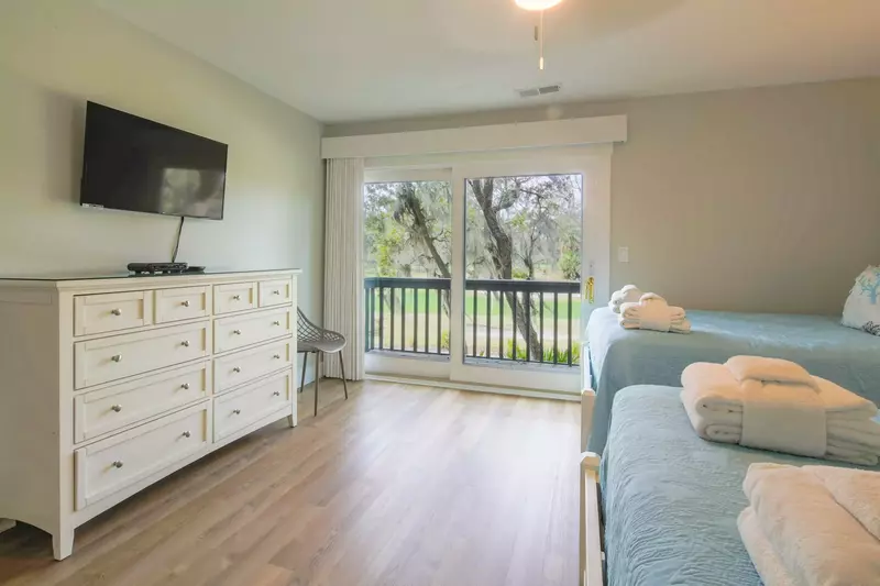 The full suite also features a dresser, ceiling fan and wall-mounted TV.