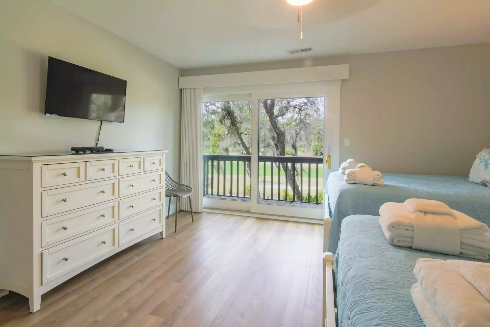 The full suite also features a dresser, ceiling fan and wall-mounted TV.