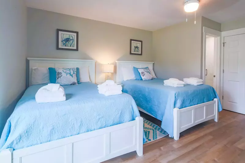 The full suite also features an en suite bathroom.
