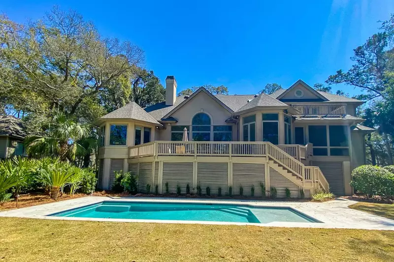 Great sun all day, perfect for lounging by the pool!